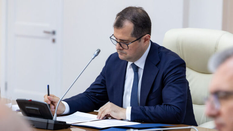 Protest în fața Guvernului: Vasile Tofan, la ora 14, va anunța o serie de măsuri pentru profesori