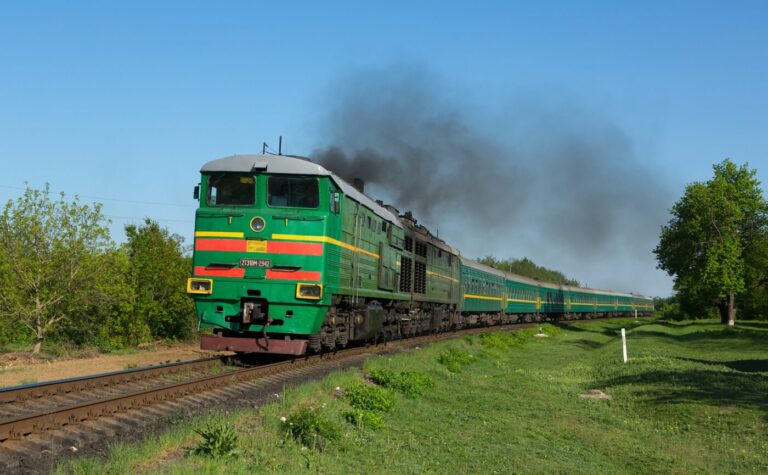 Accident feroviar în nordul țării. O locomotivă a lovit din plin un automobil
