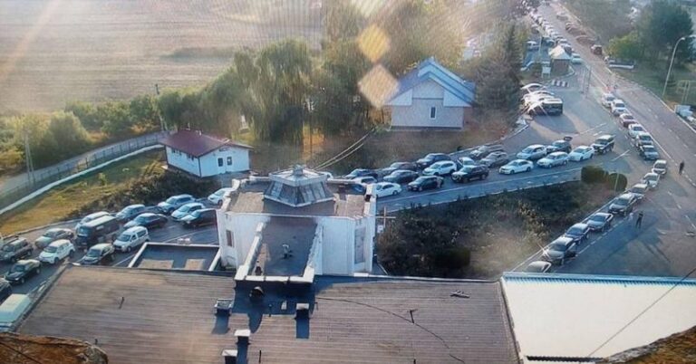 Trafic intens la Vama Leușeni-Albița. Călătorii îndemnați să aleagă alt PTF