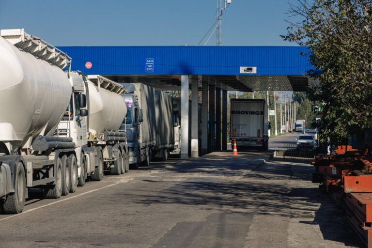 Atenționare pentru călători! La vama Sculeni este trafic intens. Toate pistele deschise de urgență