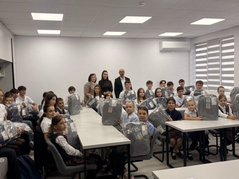 Mii de copii din Chișinău au primit ajutor pentru școală în sumă de circ 1,5 milioane de lei