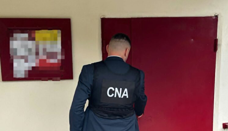 O școală auto din Chișinău a rămas fără director. Procurorii CNA l-au reținut în această dimineață