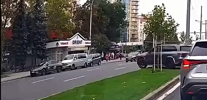 (video) Șoferul obraznic ce a deteriorat gazonul public și a trecut peste banda de separare, a rămas fără permis