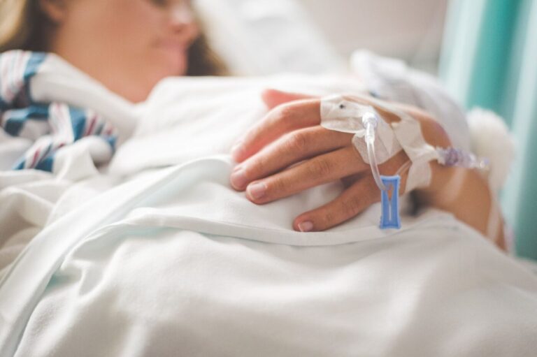 O minoră de 14 ani a ajuns inconștientă la spital. Ar fi consumat alcool cu un grup de adolescenți