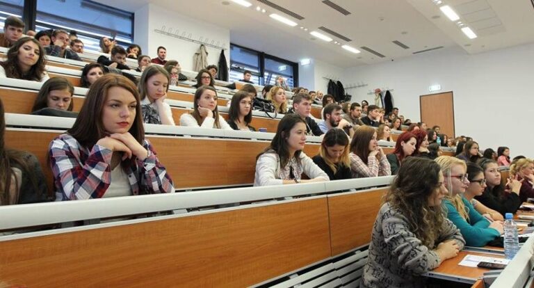Bursele studenților de la licență cresc cu cel puțin 40%. Ce sume urmează să se încaseze în funcție de categorie