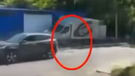 (video) Urmărire ca în filme pe strada Ismail din Chișinău. Un motociclist a ajuns într-un Peugeot după ce nu s-a conformat poliției