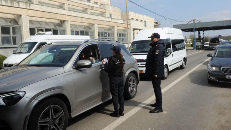 În atenția călătorilor! Aglomerație la Vama Palanca. Cetățenii rugați să aleagă alte PTF