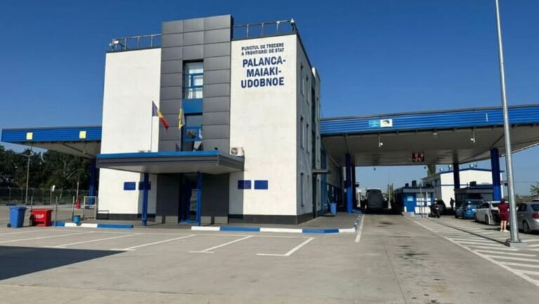 Trafic intens de călători la vama Palanca. Activitatea este la capacitate maximă