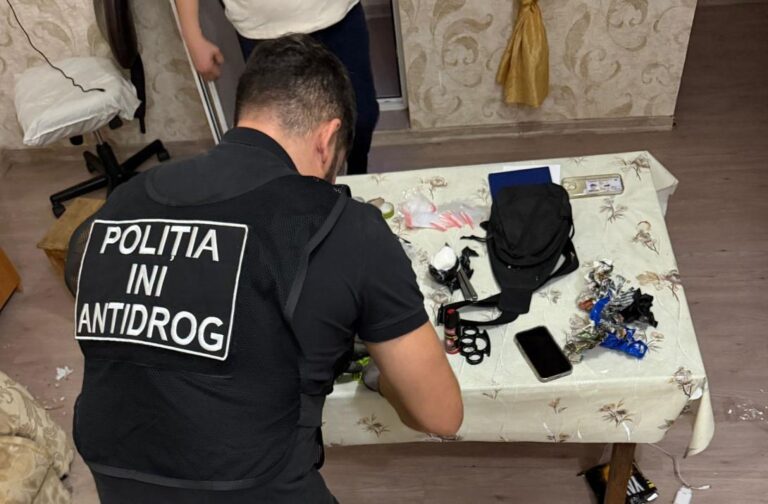 (video) Cum a fost destructurată o celulă de vânzare a drogurilor în Chișinău. Există și minori în schemă