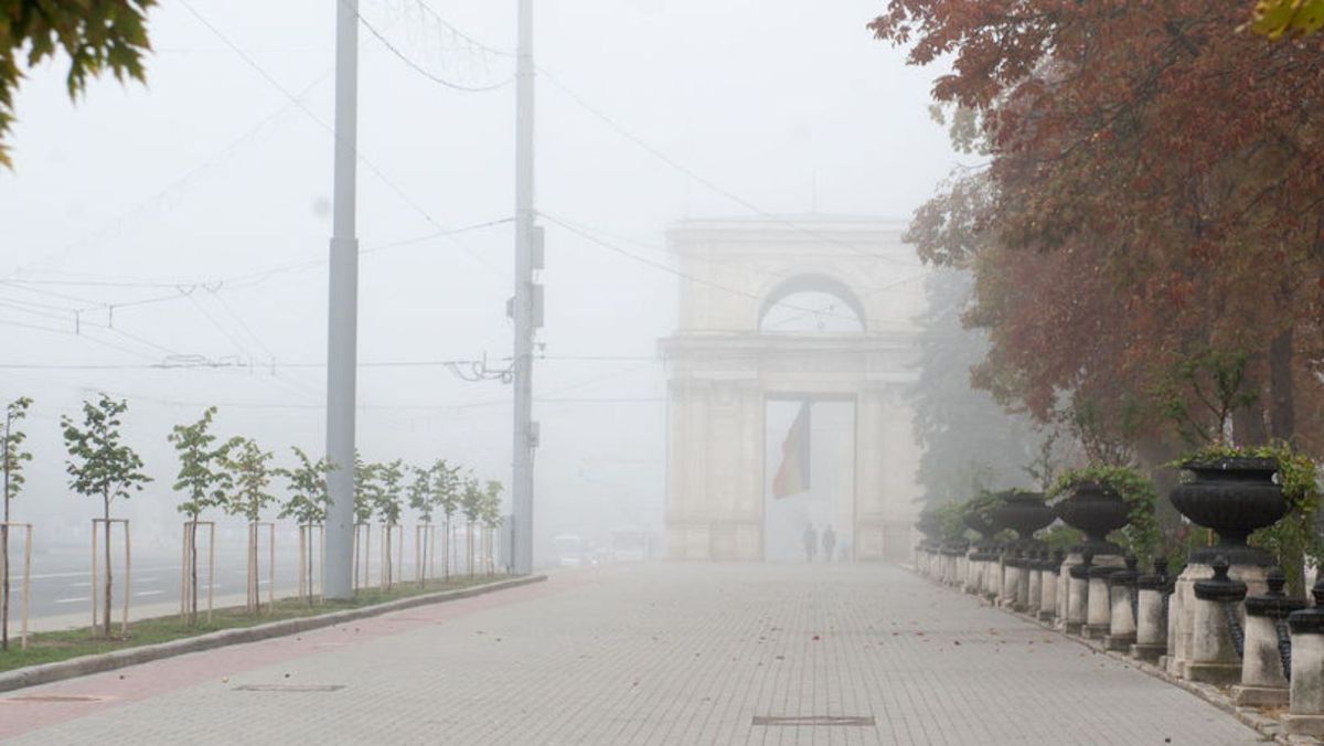 Atenție în trafic! Ceața afectează centrul și sudul Moldovei