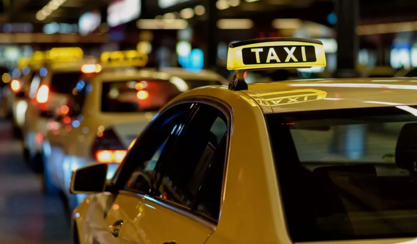 Platformele de taxi ar putea fi suspendate după cinci încălcări în 12 luni