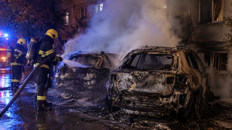 Incendiu în curtea unui bloc din Cahul: două vehicule distruse și un geam deteriorat