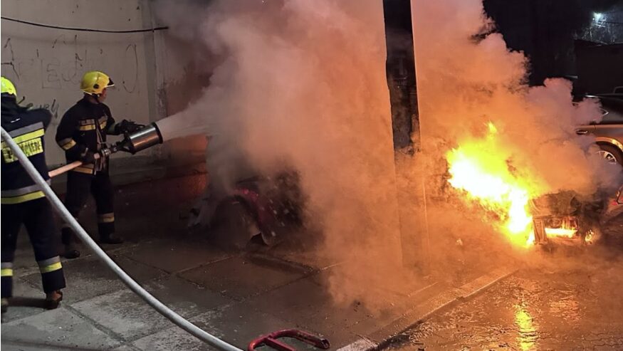 Incendiu puternic la Cahul! Două mașini distruse în totalitate, un subsol și geamuru au fost afectate