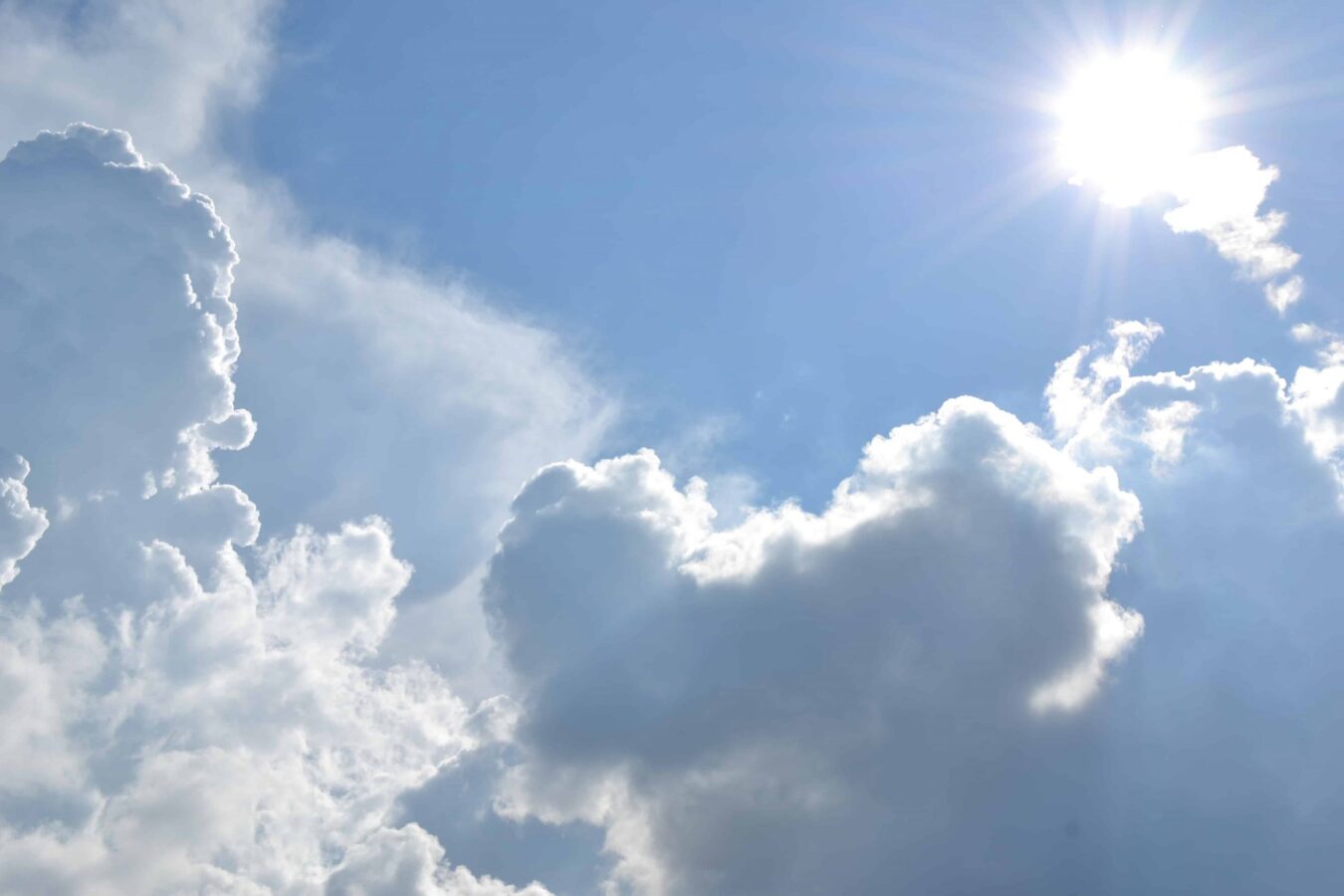 /METEO/ Cer variabil, fără semne de ploi. Temperaturi generoase pentru sfârșitul de octombrie