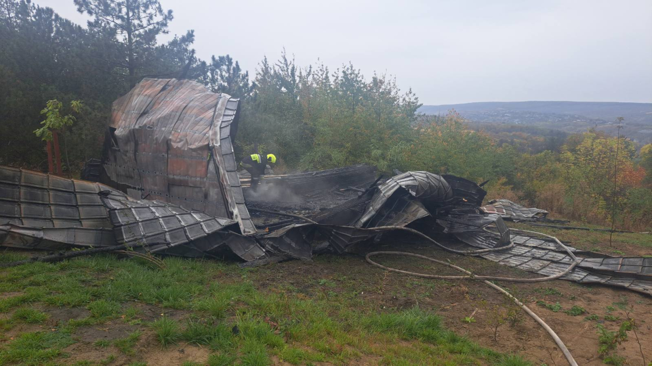 (foto) O pensiune din Hâncești a luat foc. Pompierii au intervenit de urgență